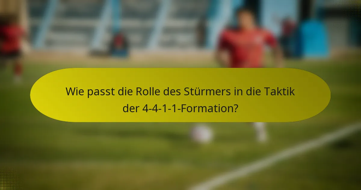 Wie passt die Rolle des Stürmers in die Taktik der 4-4-1-1-Formation?