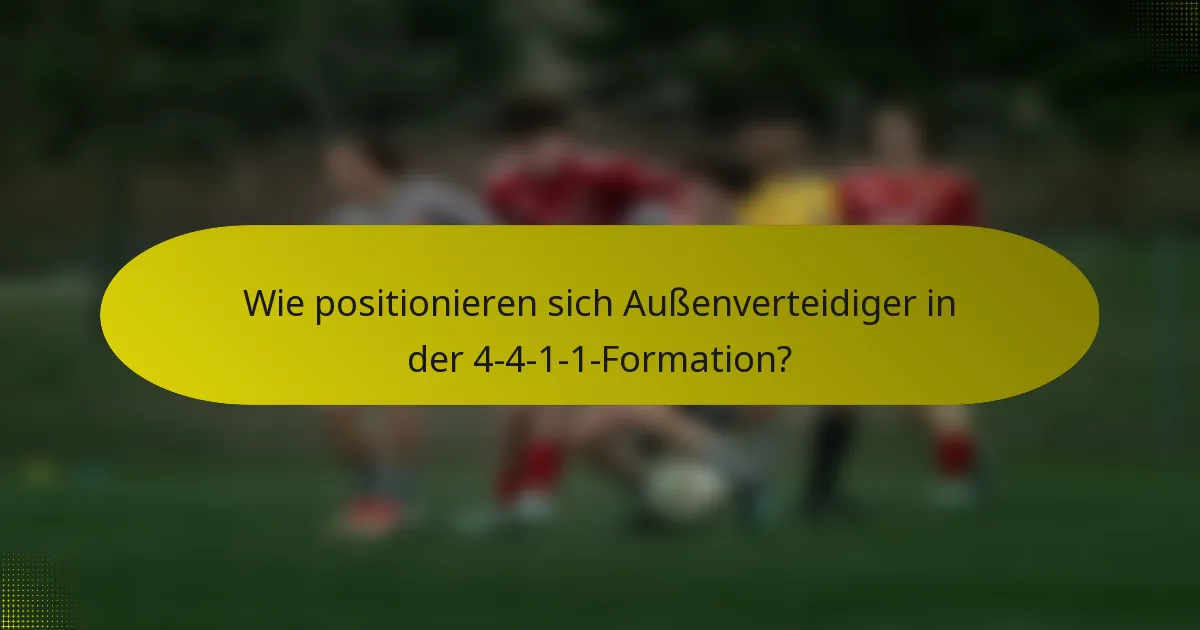 Wie positionieren sich Außenverteidiger in der 4-4-1-1-Formation?