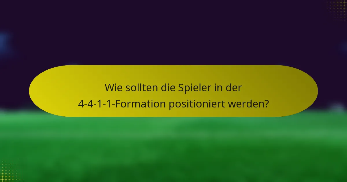 Wie sollten die Spieler in der 4-4-1-1-Formation positioniert werden?